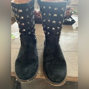 Cute anckle pull ups boots .. made in Spain